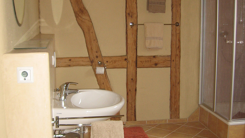 Badezimmer mit schöner Fachwerkwand