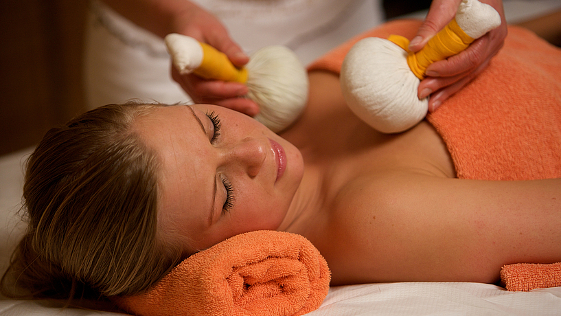 Beauty Kräuterstempelmassage
